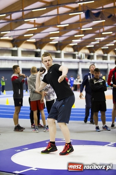 Zdjęcie w galerii na portalu naszraciborz.pl: Zmagania gimnazjalistów podczas halowych mistrzostw w lekkiej atletyce wiadomości z regionu