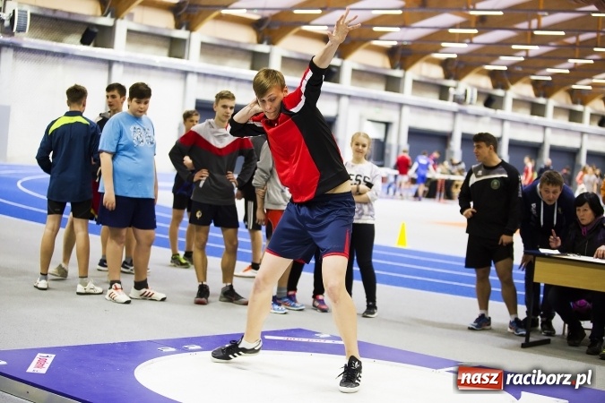 Zdjęcie w galerii na portalu naszraciborz.pl: Zmagania gimnazjalistów podczas halowych mistrzostw w lekkiej atletyce wiadomości z regionu