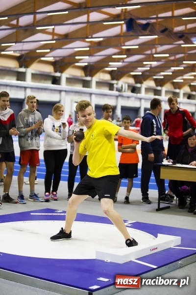 Zdjęcie w galerii na portalu naszraciborz.pl: Zmagania gimnazjalistów podczas halowych mistrzostw w lekkiej atletyce wiadomości z regionu