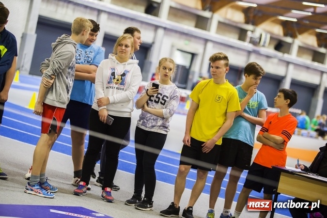 Zdjęcie w galerii na portalu naszraciborz.pl: Zmagania gimnazjalistów podczas halowych mistrzostw w lekkiej atletyce wiadomości z regionu