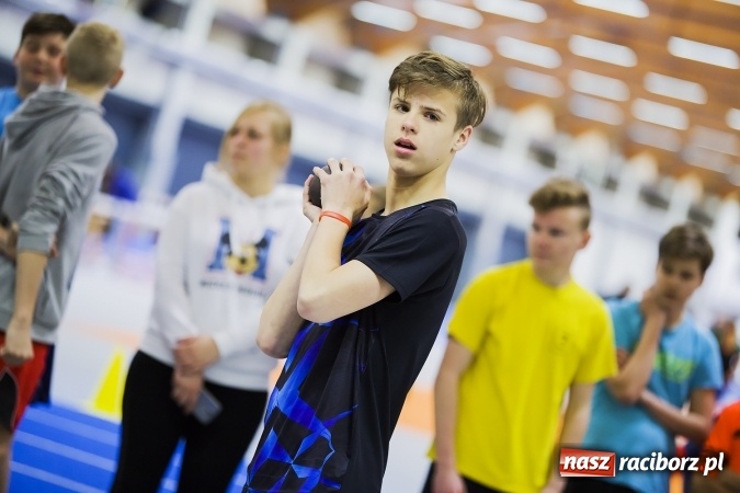 Zdjęcie w galerii na portalu naszraciborz.pl: Zmagania gimnazjalistów podczas halowych mistrzostw w lekkiej atletyce wiadomości z regionu