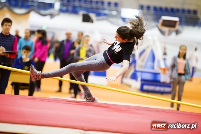 Zdjęcie w galerii na portalu naszraciborz.pl: Zmagania gimnazjalistów podczas halowych mistrzostw w lekkiej atletyce wiadomości z regionu