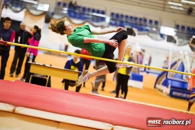 Zdjęcie w galerii na portalu naszraciborz.pl: Zmagania gimnazjalistów podczas halowych mistrzostw w lekkiej atletyce wiadomości z regionu