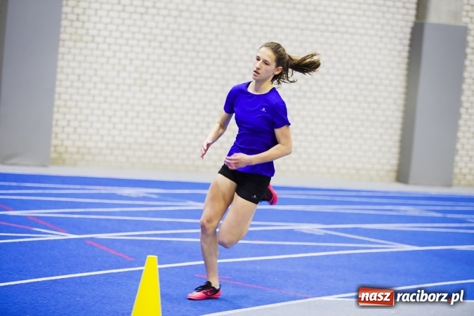 Zdjęcie w galerii na portalu naszraciborz.pl: Zmagania gimnazjalistów podczas halowych mistrzostw w lekkiej atletyce wiadomości z regionu