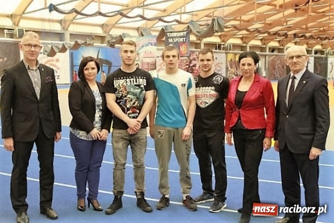 Zdjęcie w galerii na portalu naszraciborz.pl: Uczniowie SMS-u Mistrzami Polski Juniorów w zapasach  wiadomości z regionu