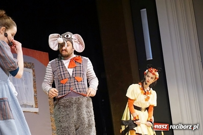 Zdjęcie w galerii na portalu naszraciborz.pl: Zielony Kopciuszek przybliżał dzieciom ekologiczne postawy w Raciborskim Centrum Kultury wiadomości z regionu