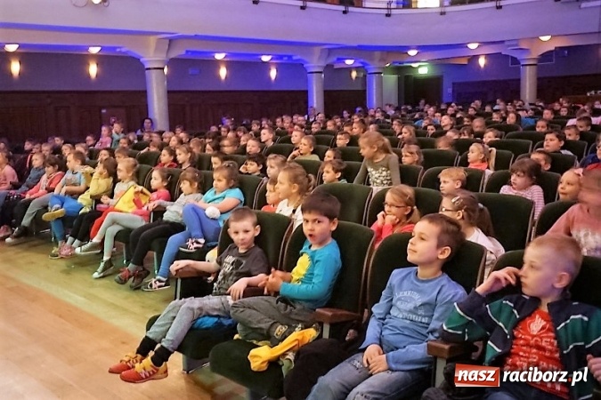 Zdjęcie w galerii na portalu naszraciborz.pl: Zielony Kopciuszek przybliżał dzieciom ekologiczne postawy w Raciborskim Centrum Kultury wiadomości z regionu