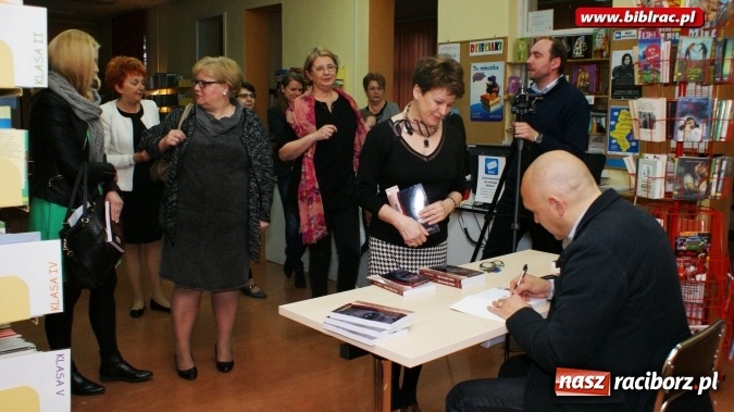 Zdjęcie w galerii na portalu naszraciborz.pl: Dom na rogu Afryki – promocja książki w bibliotece  wiadomości z regionu