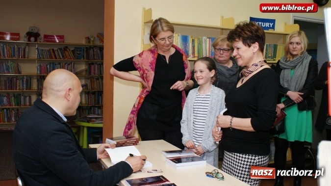 Zdjęcie w galerii na portalu naszraciborz.pl: Dom na rogu Afryki – promocja książki w bibliotece  wiadomości z regionu