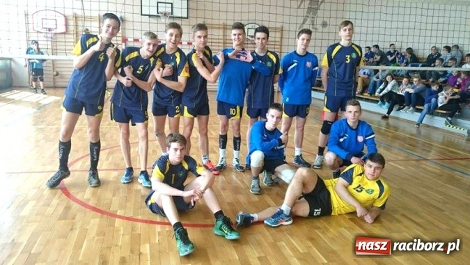 Zdjęcie w galerii na portalu naszraciborz.pl: Sukces siatkarzy Gimnazjum nr 3. Awansowali do półfinałów wojewódzkich wiadomości z regionu