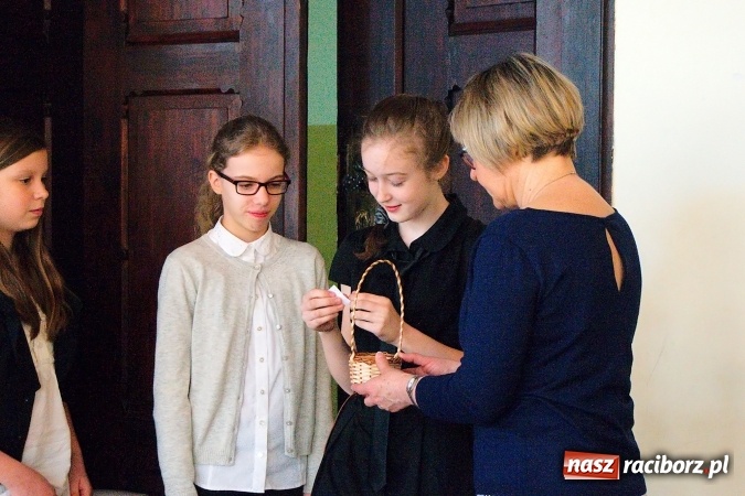 Zdjęcie w galerii na portalu naszraciborz.pl: Spielen, Lernen, Spaß haben - konkurs języka niemieckiego w G5. Uczennice ZSO Tworków najlepsze wiadomości z regionu