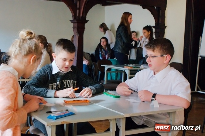 Zdjęcie w galerii na portalu naszraciborz.pl: Spielen, Lernen, Spaß haben - konkurs języka niemieckiego w G5. Uczennice ZSO Tworków najlepsze wiadomości z regionu