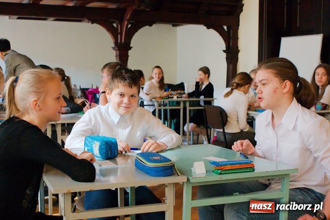 Zdjęcie w galerii na portalu naszraciborz.pl: Spielen, Lernen, Spaß haben - konkurs języka niemieckiego w G5. Uczennice ZSO Tworków najlepsze wiadomości z regionu