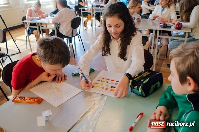 Zdjęcie w galerii na portalu naszraciborz.pl: Spielen, Lernen, Spaß haben - konkurs języka niemieckiego w G5. Uczennice ZSO Tworków najlepsze wiadomości z regionu