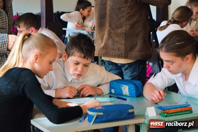 Zdjęcie w galerii na portalu naszraciborz.pl: Spielen, Lernen, Spaß haben - konkurs języka niemieckiego w G5. Uczennice ZSO Tworków najlepsze wiadomości z regionu