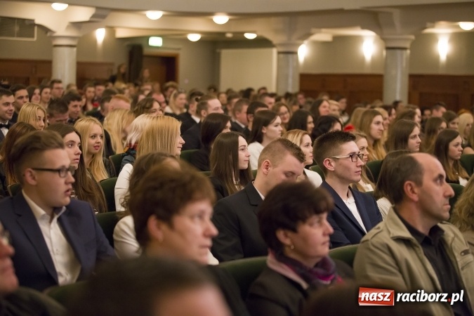 Zdjęcie w galerii na portalu naszraciborz.pl: CKZiU nr 1 pożegnało dziś swoich absolwentów. Po majówce matura wiadomości z regionu
