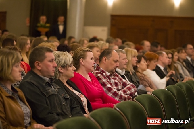 Zdjęcie w galerii na portalu naszraciborz.pl: CKZiU nr 1 pożegnało dziś swoich absolwentów. Po majówce matura wiadomości z regionu