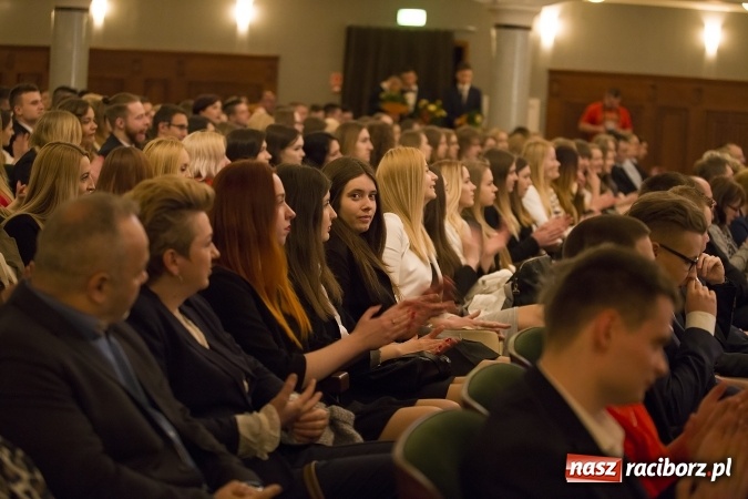 Zdjęcie w galerii na portalu naszraciborz.pl: CKZiU nr 1 pożegnało dziś swoich absolwentów. Po majówce matura wiadomości z regionu