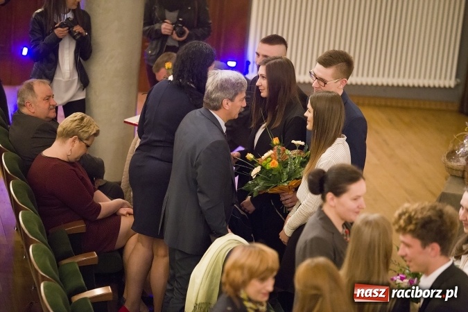 Zdjęcie w galerii na portalu naszraciborz.pl: CKZiU nr 1 pożegnało dziś swoich absolwentów. Po majówce matura wiadomości z regionu