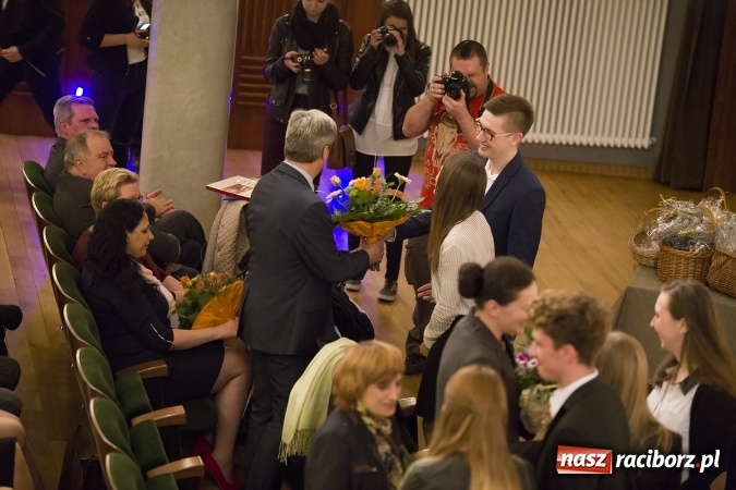 Zdjęcie w galerii na portalu naszraciborz.pl: CKZiU nr 1 pożegnało dziś swoich absolwentów. Po majówce matura wiadomości z regionu