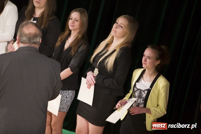 Zdjęcie w galerii na portalu naszraciborz.pl: CKZiU nr 1 pożegnało dziś swoich absolwentów. Po majówce matura wiadomości z regionu