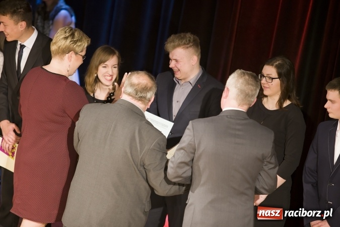 Zdjęcie w galerii na portalu naszraciborz.pl: CKZiU nr 1 pożegnało dziś swoich absolwentów. Po majówce matura wiadomości z regionu