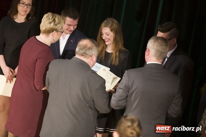 Zdjęcie w galerii na portalu naszraciborz.pl: CKZiU nr 1 pożegnało dziś swoich absolwentów. Po majówce matura wiadomości z regionu