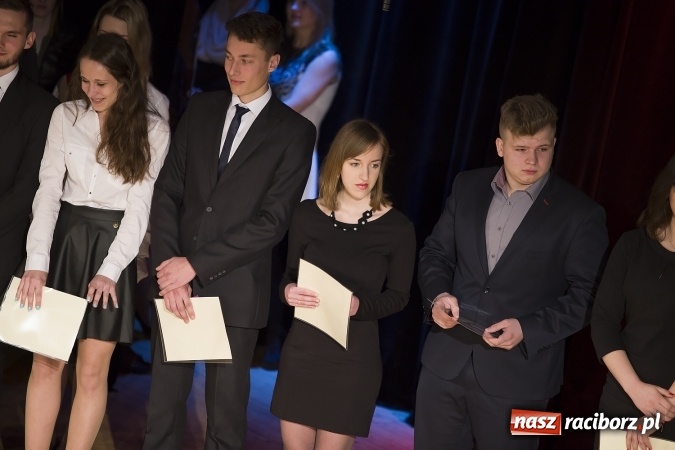 Zdjęcie w galerii na portalu naszraciborz.pl: CKZiU nr 1 pożegnało dziś swoich absolwentów. Po majówce matura wiadomości z regionu