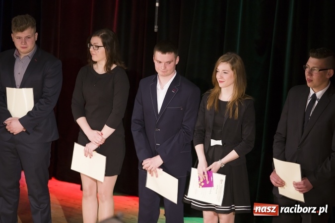 Zdjęcie w galerii na portalu naszraciborz.pl: CKZiU nr 1 pożegnało dziś swoich absolwentów. Po majówce matura wiadomości z regionu