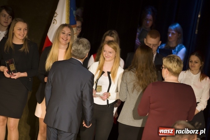 Zdjęcie w galerii na portalu naszraciborz.pl: CKZiU nr 1 pożegnało dziś swoich absolwentów. Po majówce matura wiadomości z regionu