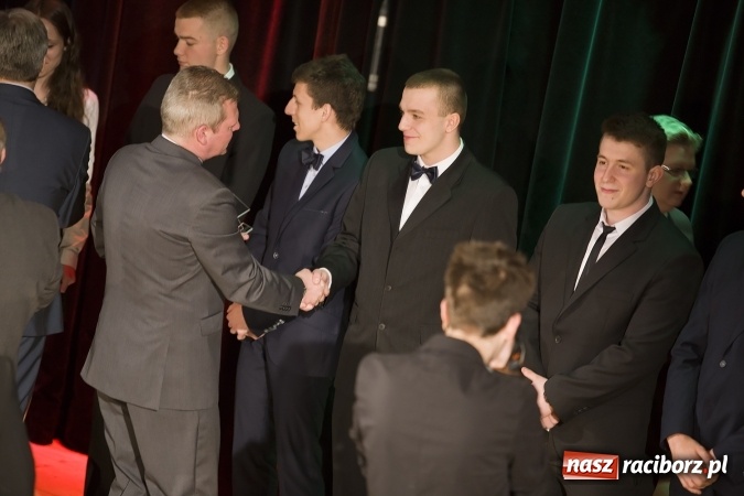 Zdjęcie w galerii na portalu naszraciborz.pl: CKZiU nr 1 pożegnało dziś swoich absolwentów. Po majówce matura wiadomości z regionu