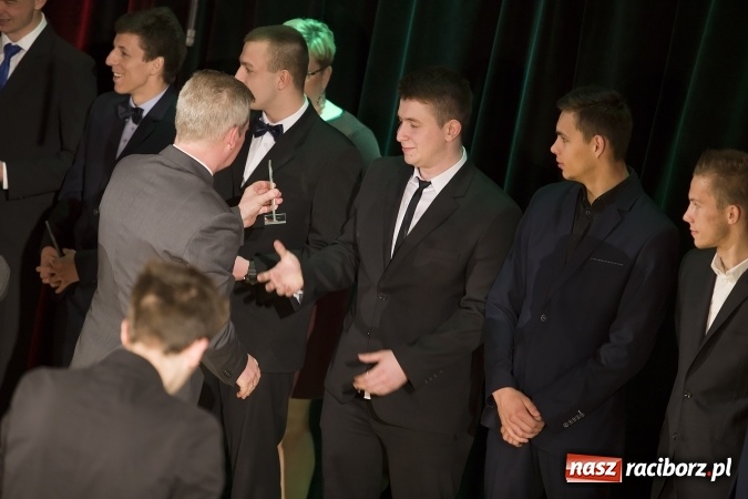 Zdjęcie w galerii na portalu naszraciborz.pl: CKZiU nr 1 pożegnało dziś swoich absolwentów. Po majówce matura wiadomości z regionu