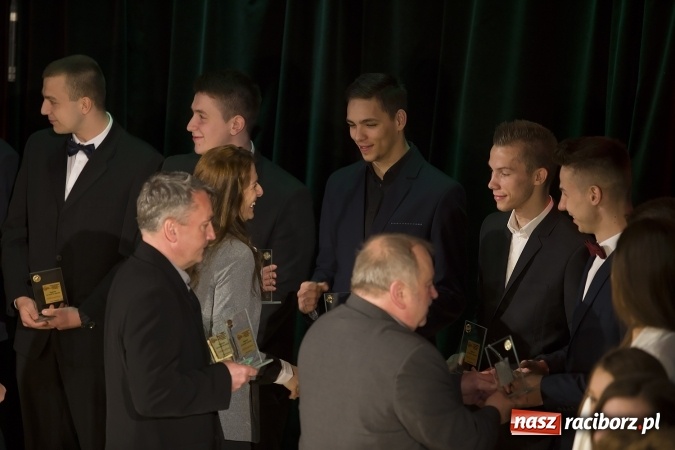 Zdjęcie w galerii na portalu naszraciborz.pl: CKZiU nr 1 pożegnało dziś swoich absolwentów. Po majówce matura wiadomości z regionu