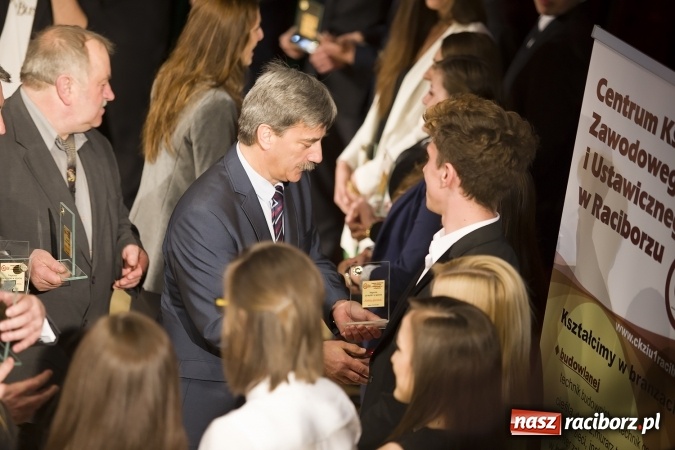 Zdjęcie w galerii na portalu naszraciborz.pl: CKZiU nr 1 pożegnało dziś swoich absolwentów. Po majówce matura wiadomości z regionu