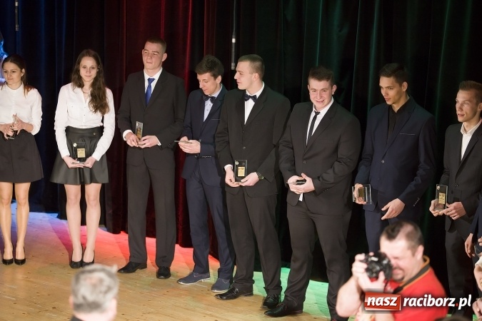 Zdjęcie w galerii na portalu naszraciborz.pl: CKZiU nr 1 pożegnało dziś swoich absolwentów. Po majówce matura wiadomości z regionu