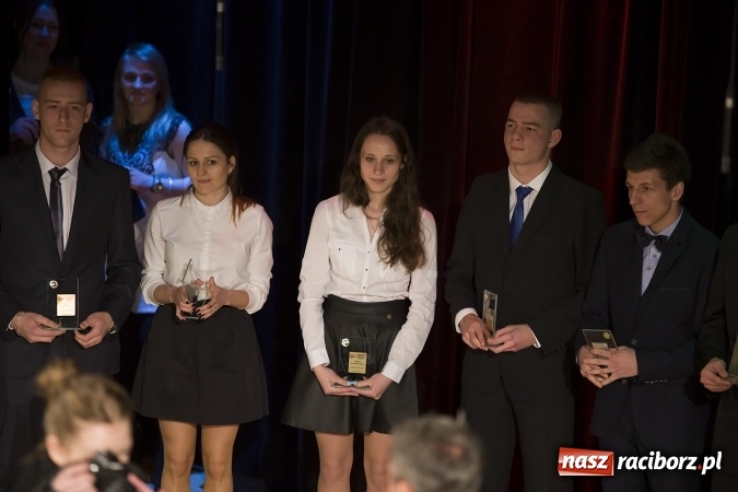 Zdjęcie w galerii na portalu naszraciborz.pl: CKZiU nr 1 pożegnało dziś swoich absolwentów. Po majówce matura wiadomości z regionu