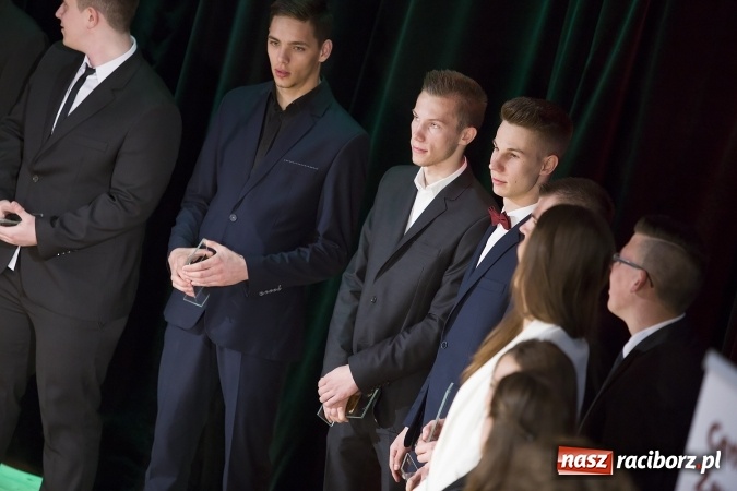 Zdjęcie w galerii na portalu naszraciborz.pl: CKZiU nr 1 pożegnało dziś swoich absolwentów. Po majówce matura wiadomości z regionu