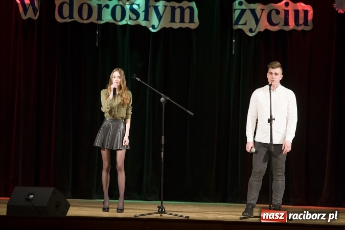 Zdjęcie w galerii na portalu naszraciborz.pl: CKZiU nr 1 pożegnało dziś swoich absolwentów. Po majówce matura wiadomości z regionu