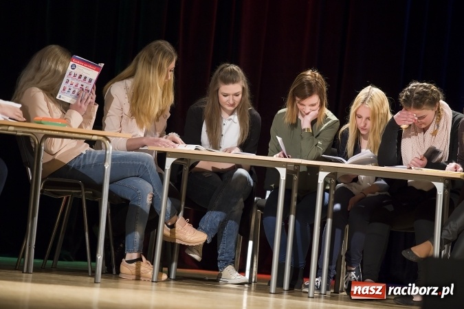 Zdjęcie w galerii na portalu naszraciborz.pl: CKZiU nr 1 pożegnało dziś swoich absolwentów. Po majówce matura wiadomości z regionu