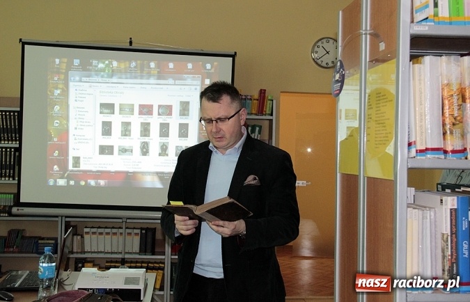 Zdjęcie w galerii na portalu naszraciborz.pl: Zbroje bojowe, turniejowe, paradne... czyli spotkanie z raciborskim płatnerzem Robertem Stefanowskim w murach raciborskiej uczelni wiadomości z regionu