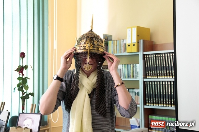 Zdjęcie w galerii na portalu naszraciborz.pl: Zbroje bojowe, turniejowe, paradne... czyli spotkanie z raciborskim płatnerzem Robertem Stefanowskim w murach raciborskiej uczelni wiadomości z regionu