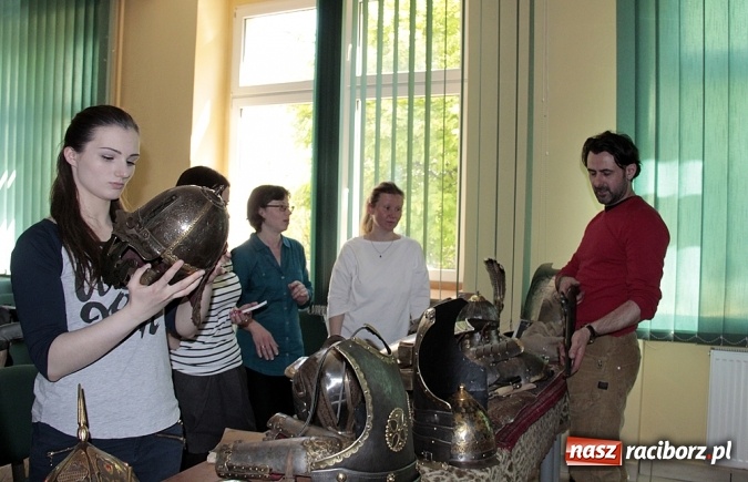 Zdjęcie w galerii na portalu naszraciborz.pl: Zbroje bojowe, turniejowe, paradne... czyli spotkanie z raciborskim płatnerzem Robertem Stefanowskim w murach raciborskiej uczelni wiadomości z regionu