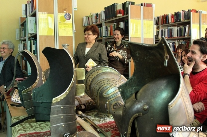 Zdjęcie w galerii na portalu naszraciborz.pl: Zbroje bojowe, turniejowe, paradne... czyli spotkanie z raciborskim płatnerzem Robertem Stefanowskim w murach raciborskiej uczelni wiadomości z regionu