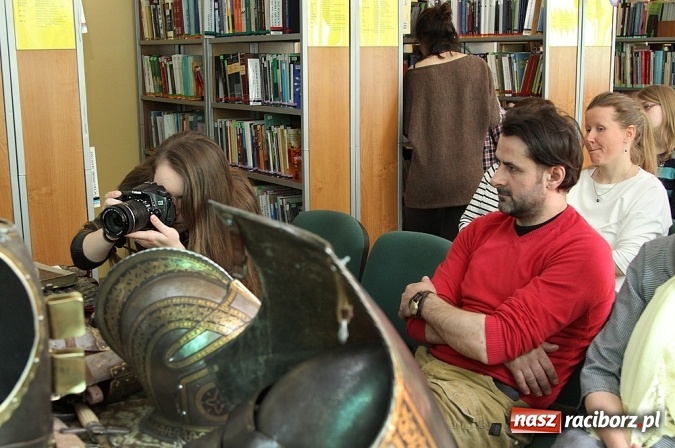 Zdjęcie w galerii na portalu naszraciborz.pl: Zbroje bojowe, turniejowe, paradne... czyli spotkanie z raciborskim płatnerzem Robertem Stefanowskim w murach raciborskiej uczelni wiadomości z regionu