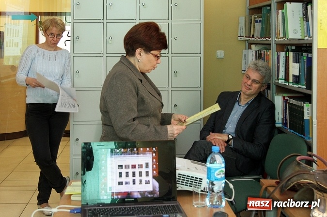 Zdjęcie w galerii na portalu naszraciborz.pl: Zbroje bojowe, turniejowe, paradne... czyli spotkanie z raciborskim płatnerzem Robertem Stefanowskim w murach raciborskiej uczelni wiadomości z regionu