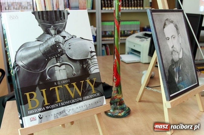 Zdjęcie w galerii na portalu naszraciborz.pl: Zbroje bojowe, turniejowe, paradne... czyli spotkanie z raciborskim płatnerzem Robertem Stefanowskim w murach raciborskiej uczelni wiadomości z regionu