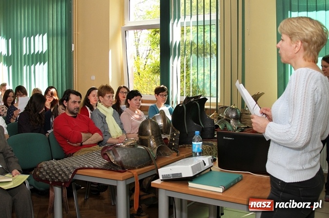 Zdjęcie w galerii na portalu naszraciborz.pl: Zbroje bojowe, turniejowe, paradne... czyli spotkanie z raciborskim płatnerzem Robertem Stefanowskim w murach raciborskiej uczelni wiadomości z regionu