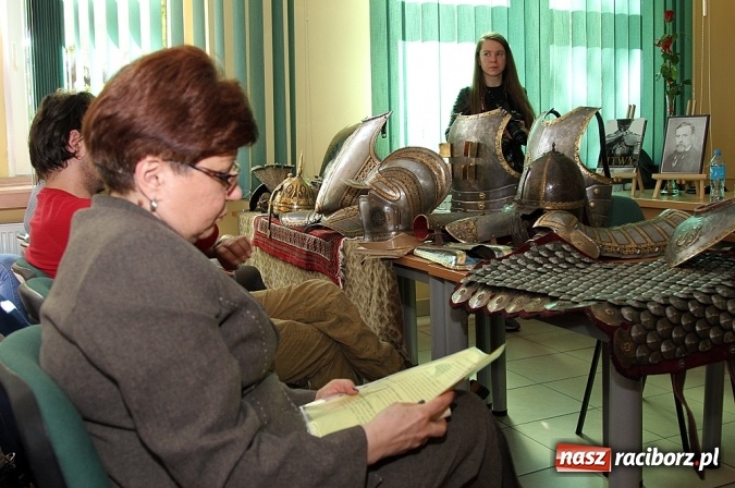 Zdjęcie w galerii na portalu naszraciborz.pl: Zbroje bojowe, turniejowe, paradne... czyli spotkanie z raciborskim płatnerzem Robertem Stefanowskim w murach raciborskiej uczelni wiadomości z regionu