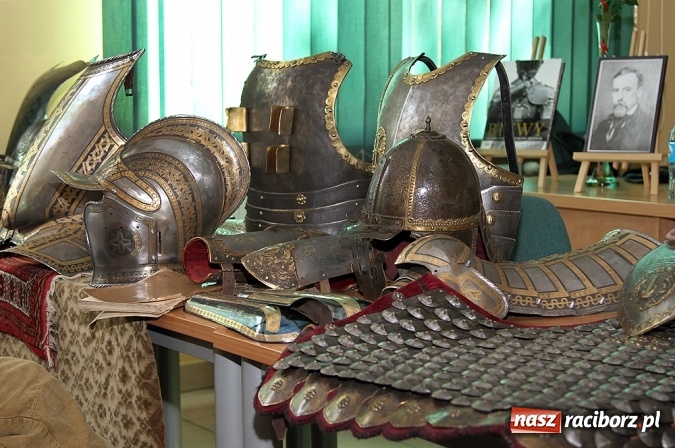 Zdjęcie w galerii na portalu naszraciborz.pl: Zbroje bojowe, turniejowe, paradne... czyli spotkanie z raciborskim płatnerzem Robertem Stefanowskim w murach raciborskiej uczelni wiadomości z regionu
