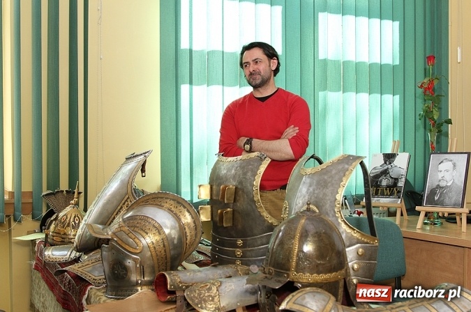 Zdjęcie w galerii na portalu naszraciborz.pl: Zbroje bojowe, turniejowe, paradne... czyli spotkanie z raciborskim płatnerzem Robertem Stefanowskim w murach raciborskiej uczelni wiadomości z regionu